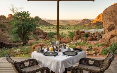 dining-on-the-deck-at-mowani-mountain-camp