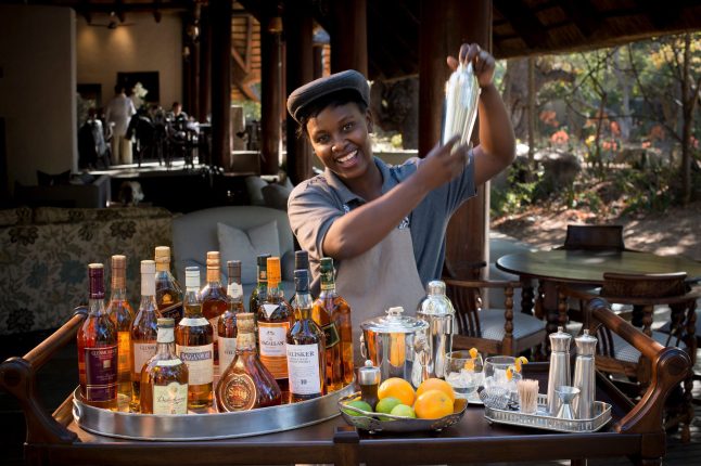 south-africa-ngala-safari-lodge-andbeyonder-barman-drinks-whiskey-tasting-_4_-collections-3000w-copy